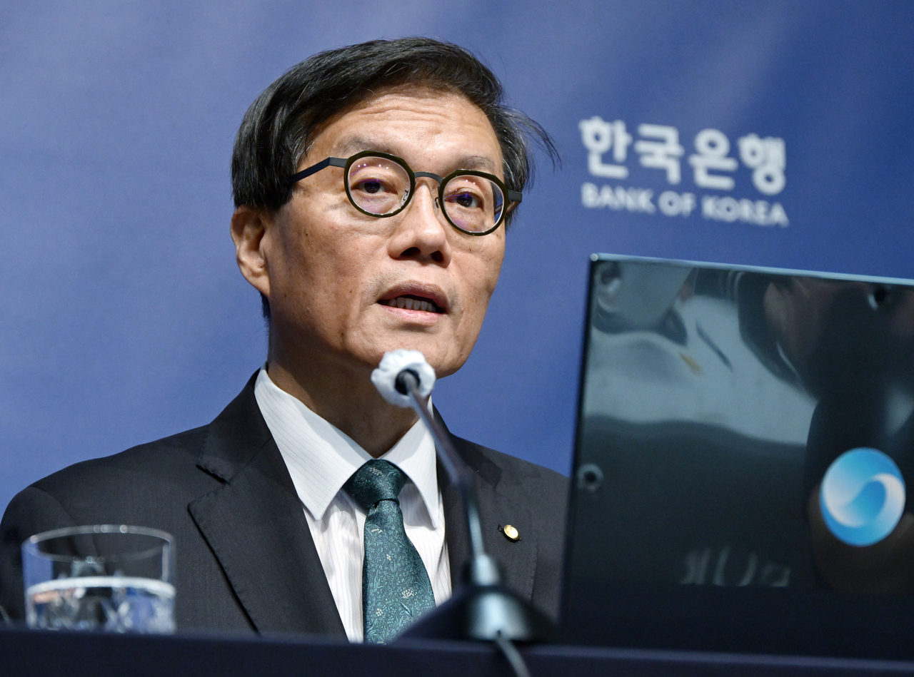 Bank of Korea Gov. Rhee Chang-yong speaks in a press conference at the central bank’s headquarters in Seoul, Thursday. (Joint Press Corps/Yonhap)