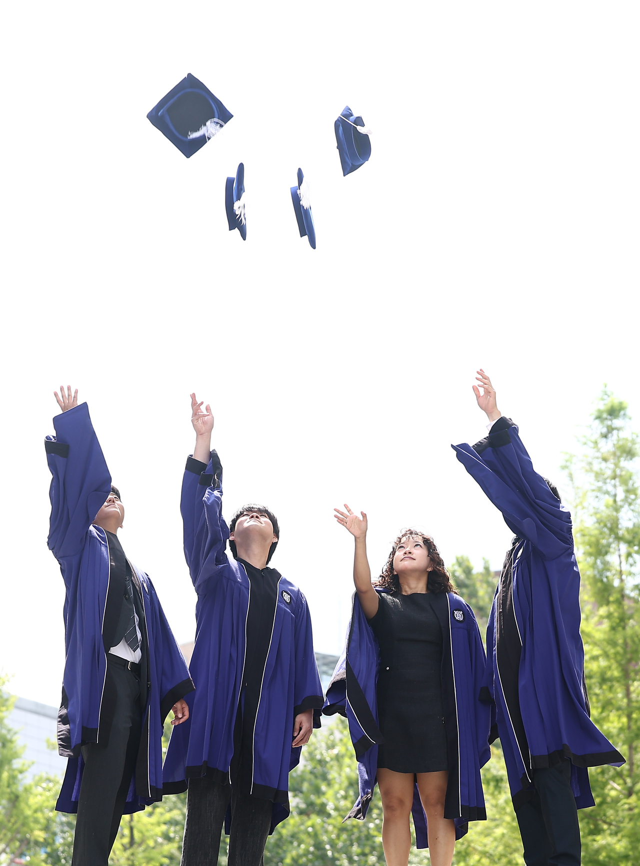 Graduates toss their caps into the air during the 79th Commencement Ceremony held at Seoul National University in Gwanak-gu, Seoul, on Thursday. (Yonhap)