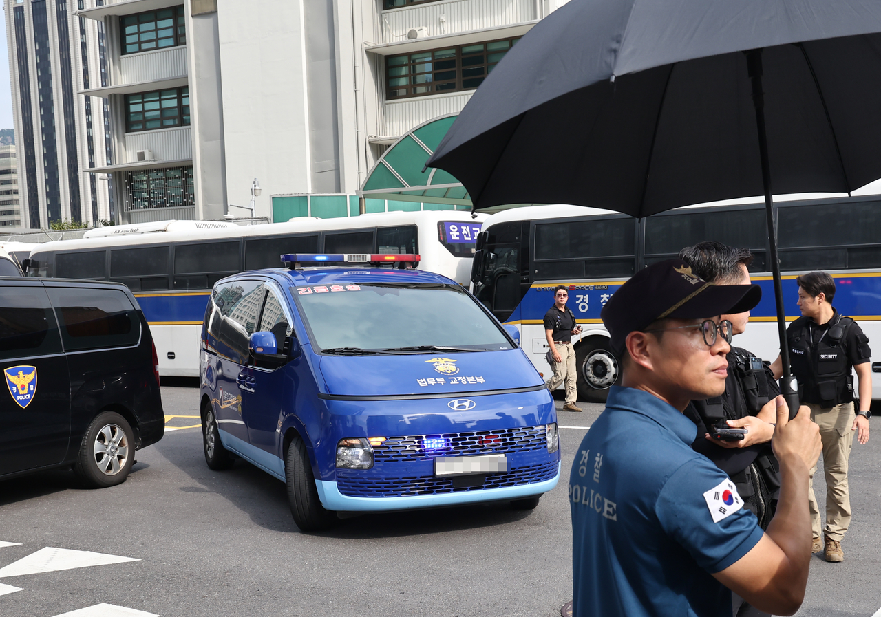 A convoy vehicle carrying First Lady Kim Keon Hee enters the office of special prosecutor Min Joong-ki at the KT Gwanghwamun Building in Jongno-gu, Seoul, on Thursday. (Yonhap)