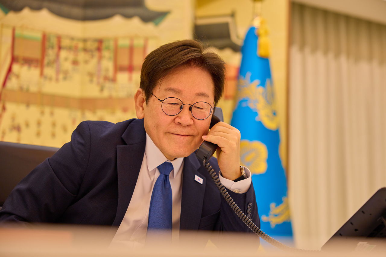 South Korean president Lee Jae Myung speaks on the phone with Kyrgyz President Sadyr Japarov in Seoul on Thursday. (Presidential Office)