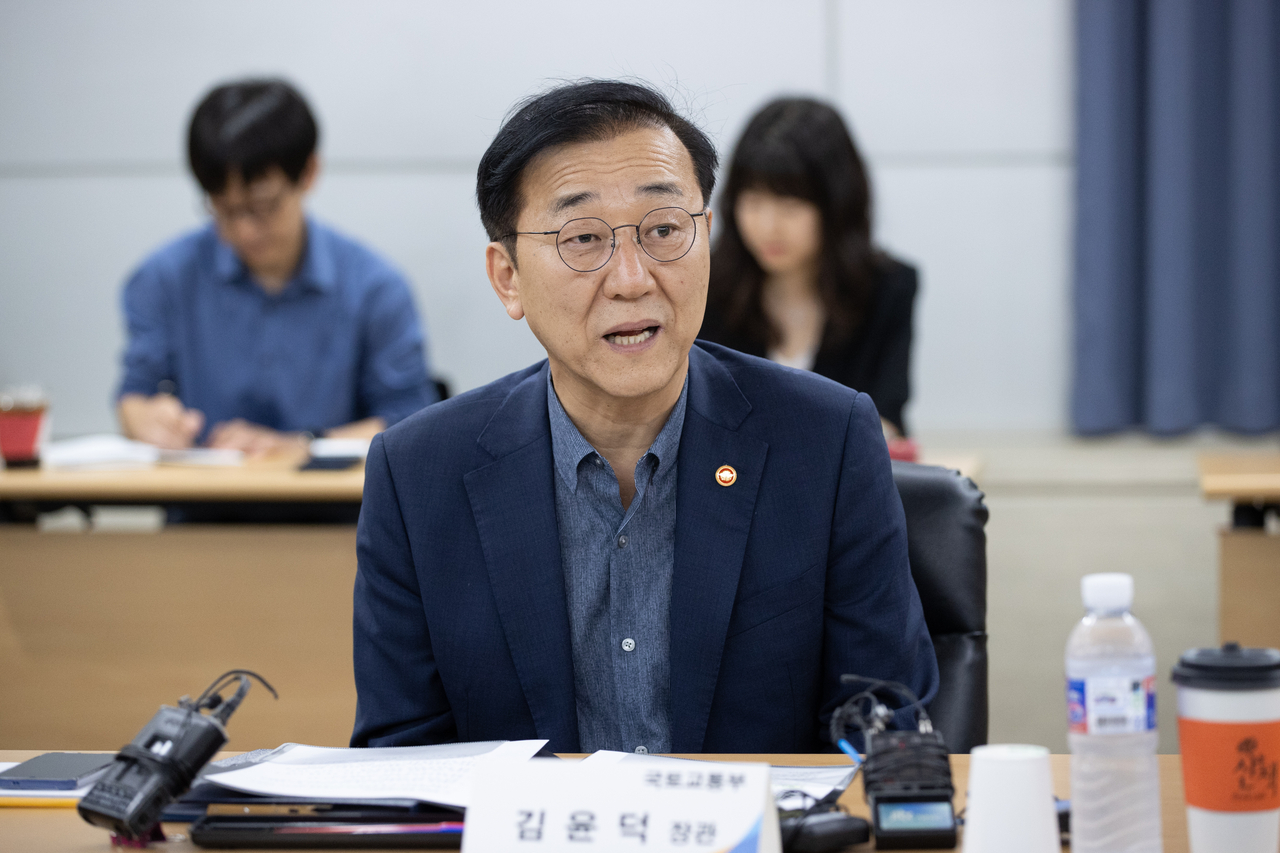김윤덕 국토교통부 장관은 28일 오후 서울 미래모빌리티센터를 방문하여 무인 자율주행차를 시승하고, 자율주행 기업 대표들을 만나 현장 애로 및 건의사항을 청취했다. [국토교통부 제공]