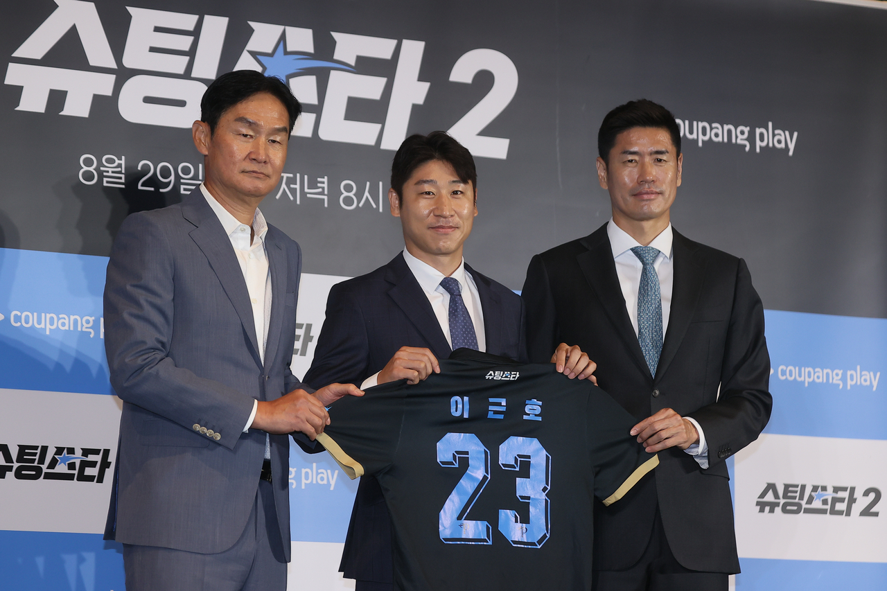 From left: Choi Yong-soo, Lee Keun-ho and Seol Ki-hyun pose for a photo during a press conference held in Guro-gu, Seoul, Thursday. (Yonhap)