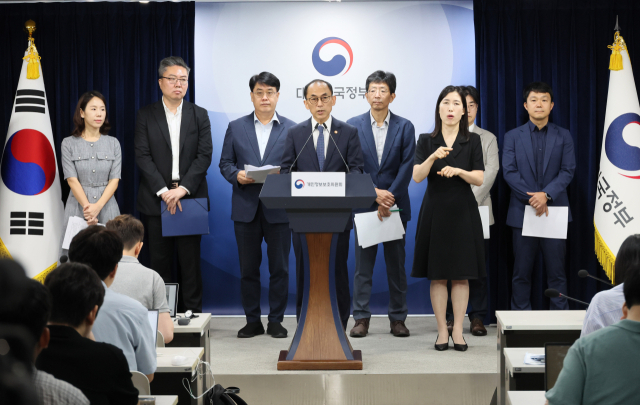 Personal Information Protection Commission Chair Ko Hak-soo speaks during a press conference regarding SK Telecom's personal data leak at the Seoul Government Complex on Thursday. (Yonhap)