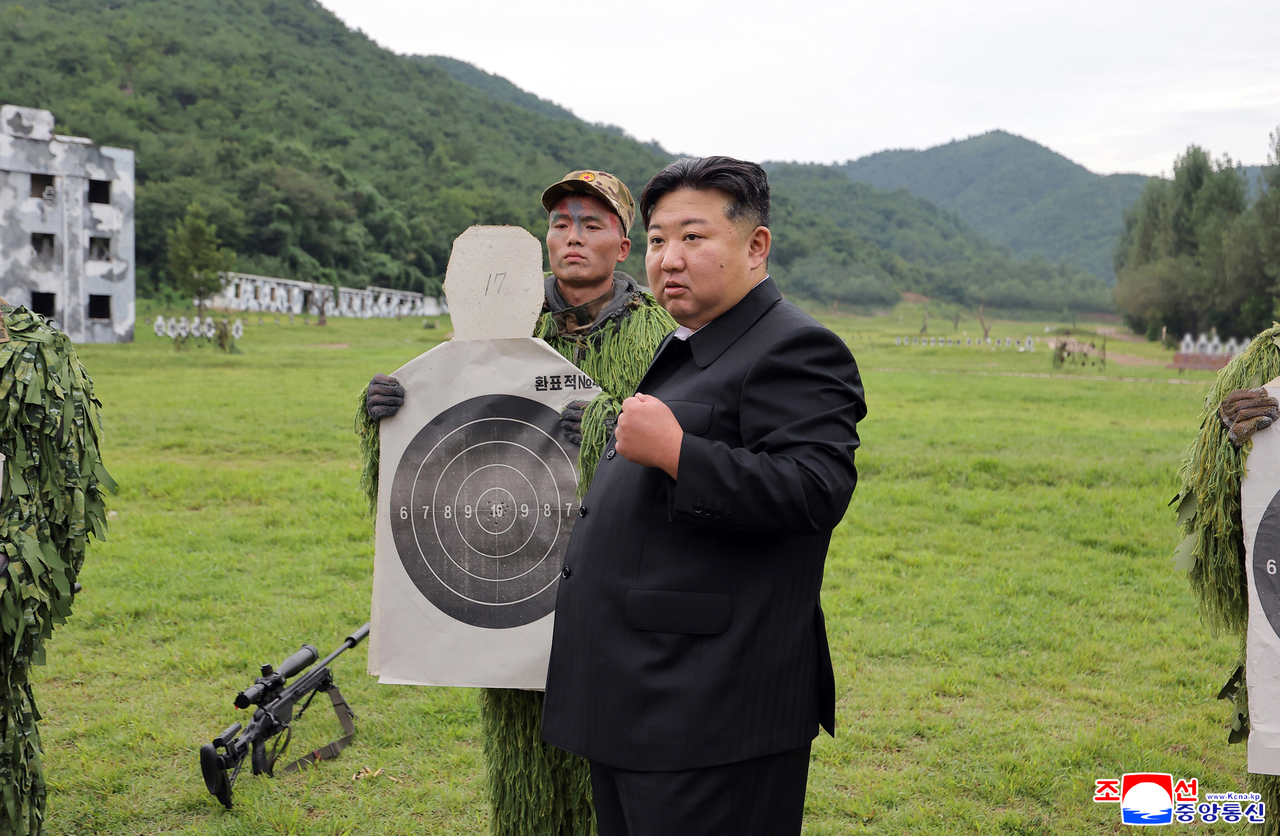 North Korean leader Kim Jong-un speaks to officials during his visit to a special operations training base on Aug. 27 in this photo published by the Korean Central News Agency the following day. (KCNA-Yonhap)