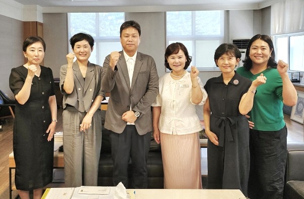 경북전문대학교 간호학과 이화진 교수가 영주시 간호사회 제6대 회장으로 취임한 후 단체 기념사진을 찍고 있다 [경북전문대 제공]