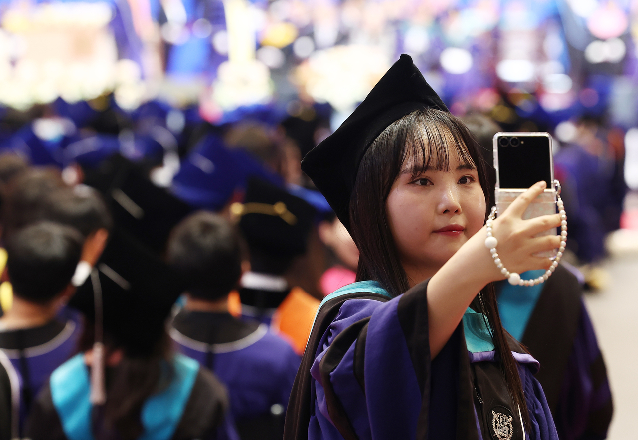 A graduate takes a selfie during the 79th Commencement Ceremony held at Seoul National University in Gwanak-gu, Seoul, Thursday. (Yonhap)