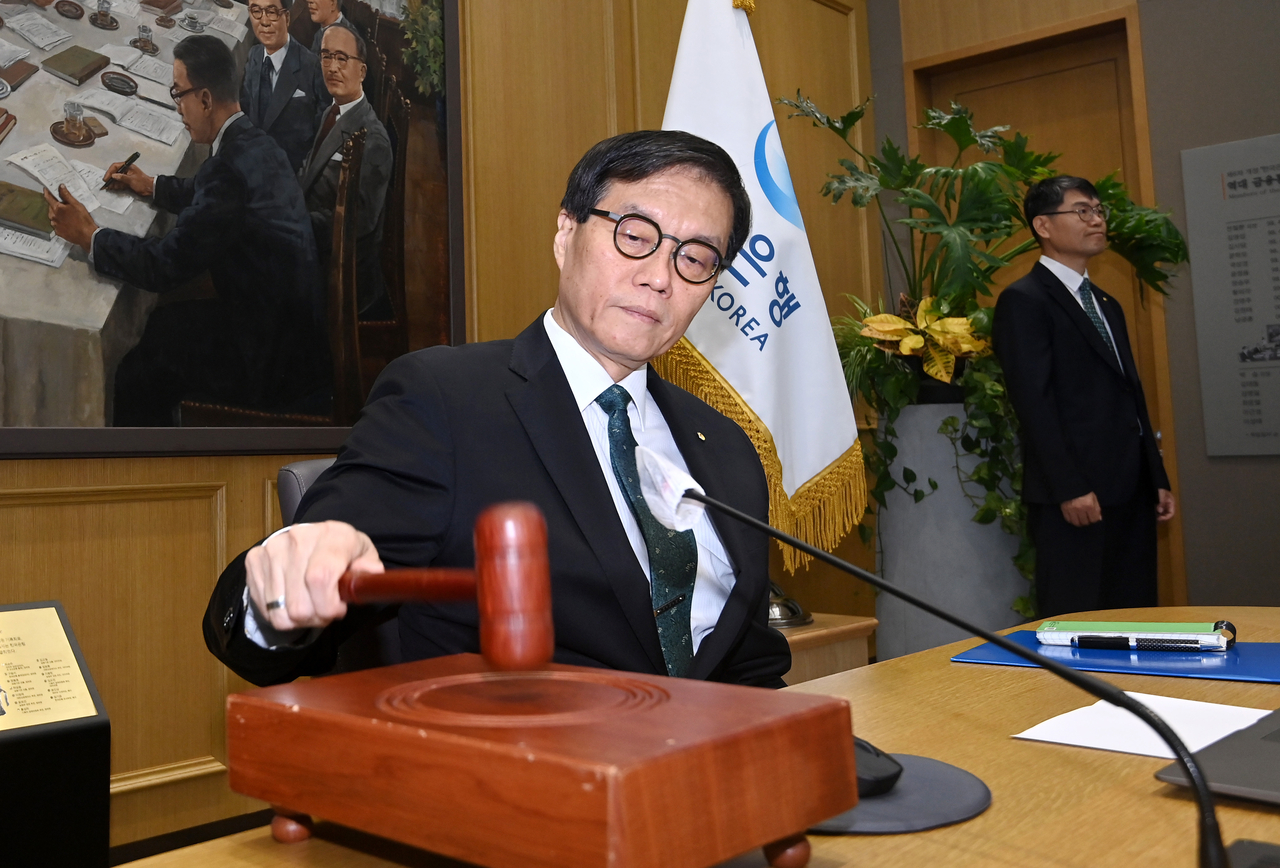 Bank of Korea Gov. Rhee Chang-yong bangs the gavel at a monetary policy meeting held at the bank's headquarters in central Seoul, Thursday. (Joint Press Corps)