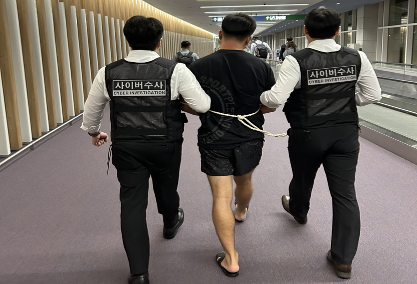 지난 22일 국내 송환된 중국국적 총책 A씨가 경찰에 붙들려 이동하고 있다. [서울경찰청 제공]