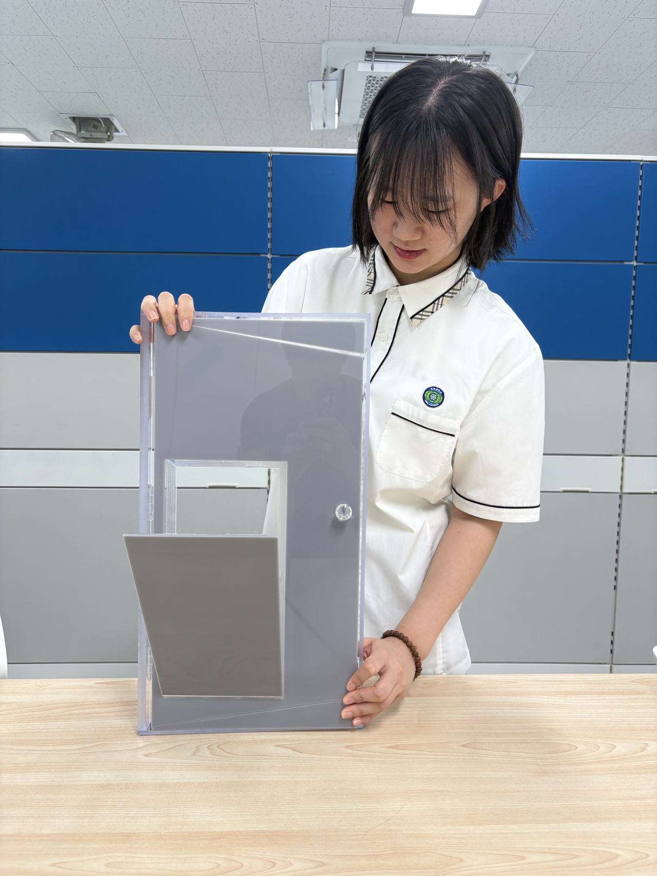전국학생과학발명품경진대회에서 대통령상을 수상한 이정민 학생이 개발한 자동 토토사이트 하피 출입문을 시연하고 있다.[과기정통부 제공]