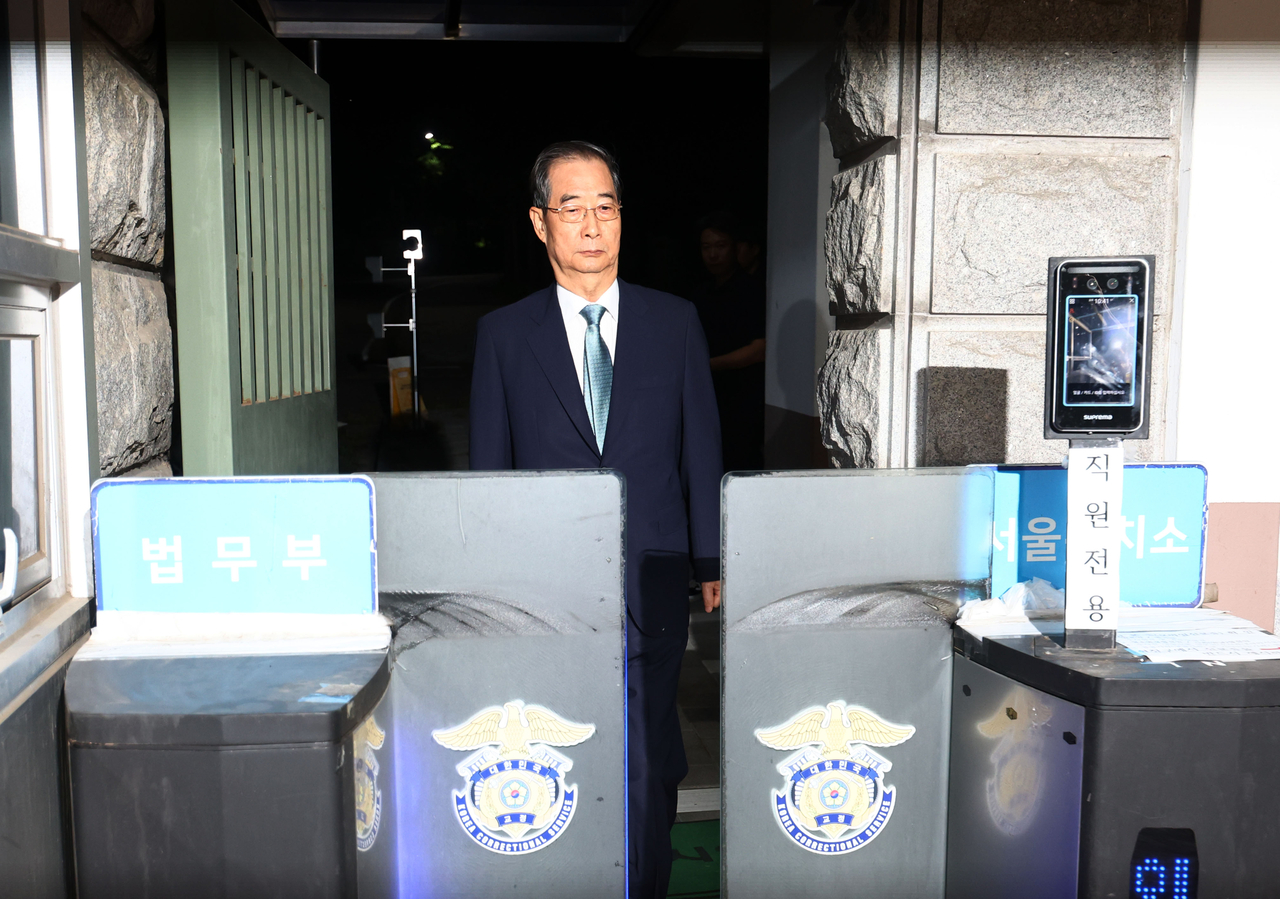 Former Prime Minister Han Duck-soo leaves the Seoul Detention Center in Uiwang, Gyeonggi Province, after the court dismissed his detention warrant on Wednesday. (Yonhap)