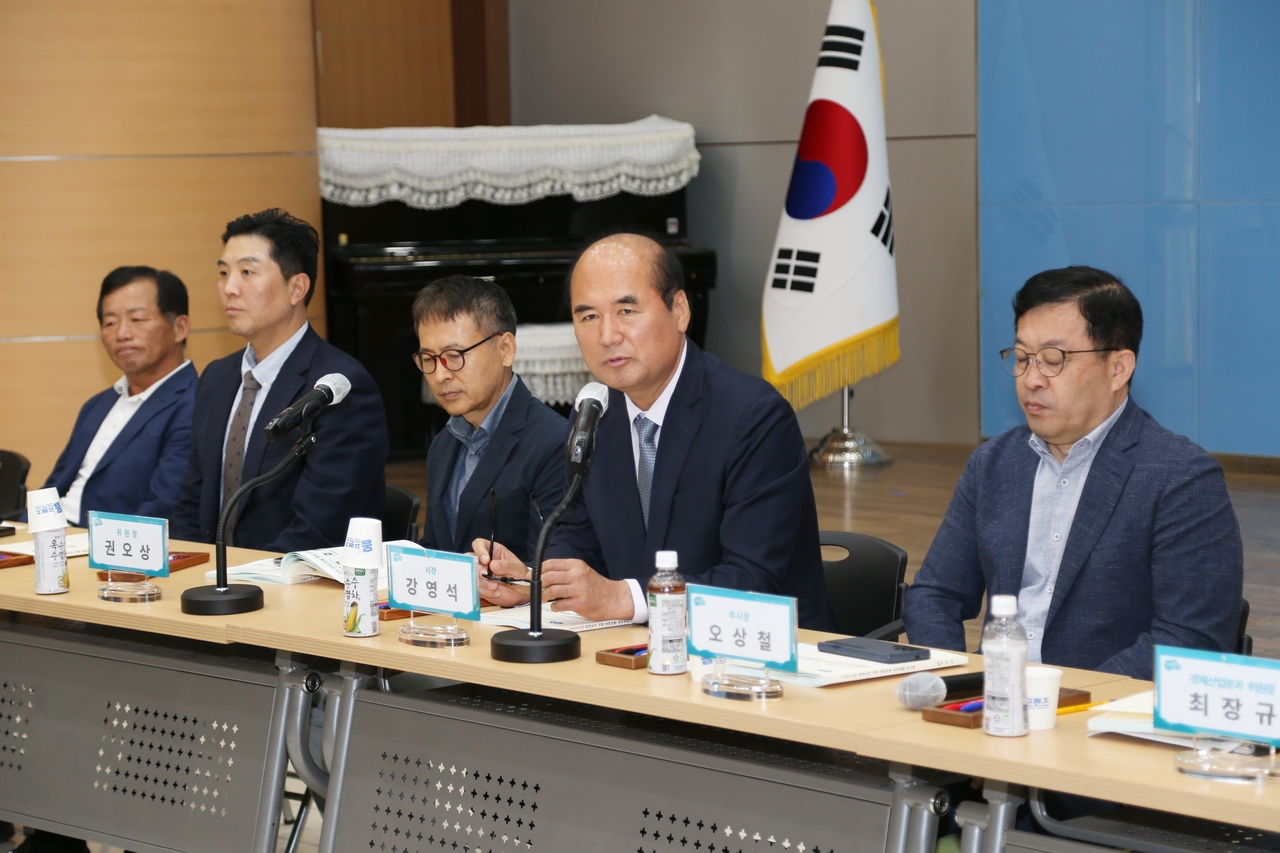 상주시가 ‘민선 8기 시장 공약 추진상황 보고회’를 개최하고 공약사업의 추진 상황과 향후 계획을 점검했다. 강영석 시장이 발언하고 있다.[상주시 제공]