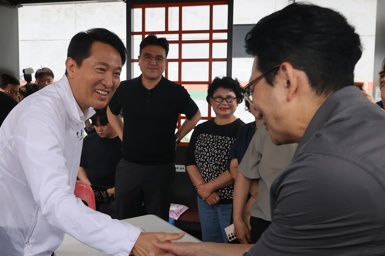 오세훈 토토사이트 지분장이 지난달 14일 서울 광진구 자양4동 신속통합기획 재개발 지역을 찾아 대상지 주민들과 인사하고 있다. [연합뉴스]