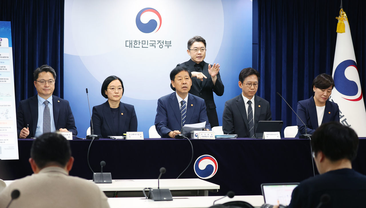 Finance Minister Koo Yoon-cheol (center) speaks at a joint government press briefing on the new administration’s economic policy plan at the government complex in Seoul on Friday. (Yonhap)