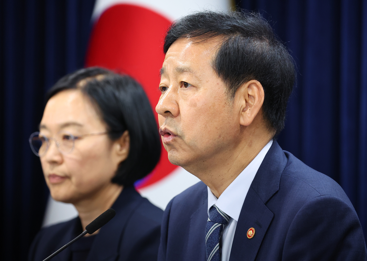 Finance Minister Koo Yun-cheol speaks at a joint government press briefing on the new administration’s economic policy plan at the government complex in Seoul on Friday. (Yonhap)