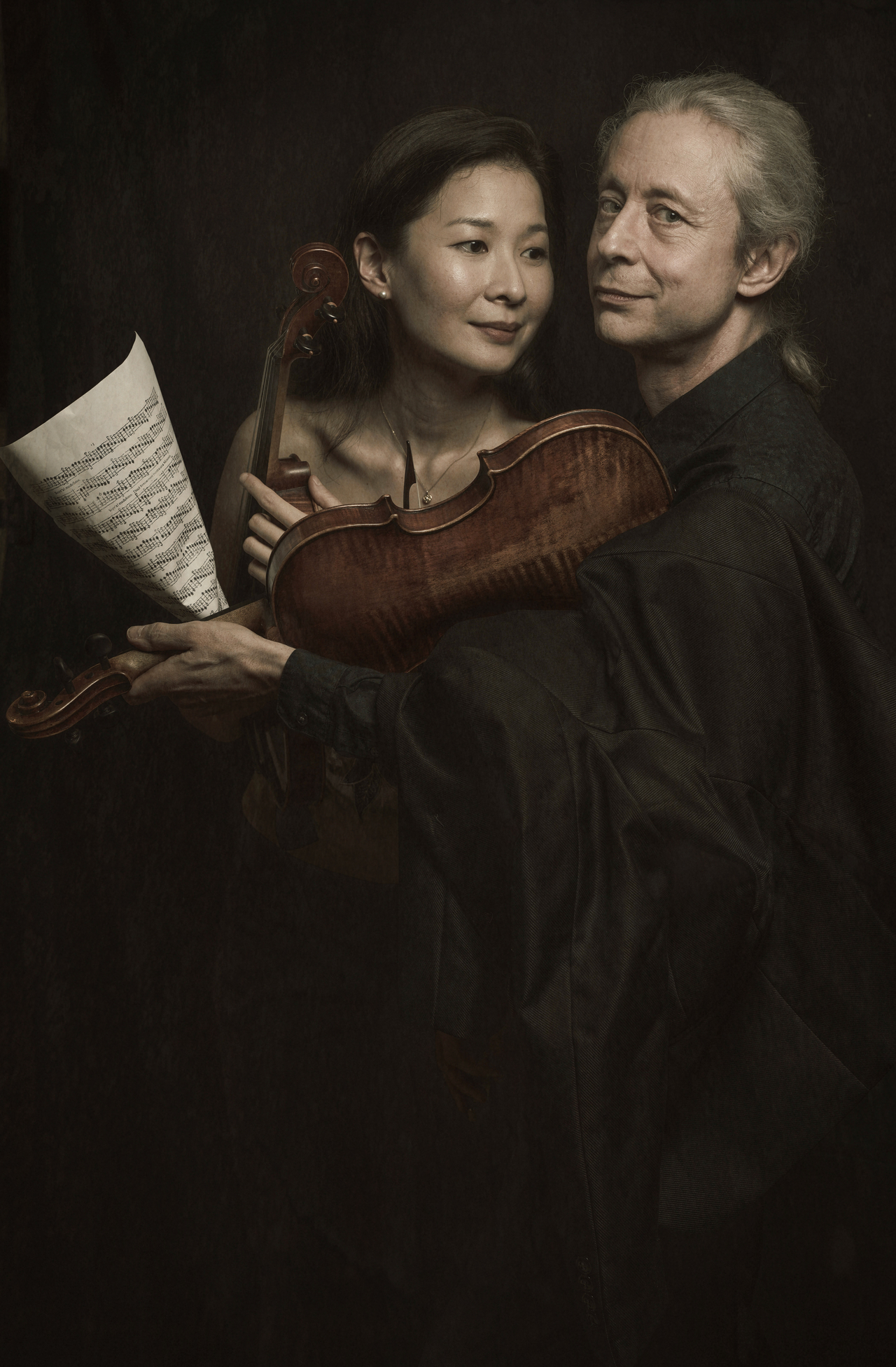 Fernandez Violons, a duo consisting of Korean Baroque violinist Kim Yoon-kyung (left) and French Baroque violinist Francois Fernandez (MOC Production)