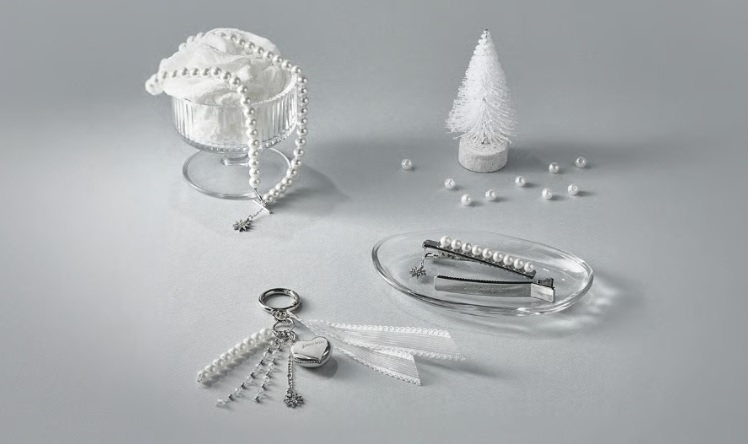 Winter-inspired fan merchandise to be sold at Snow Man’s pop-up store. (Starto Entertainment)