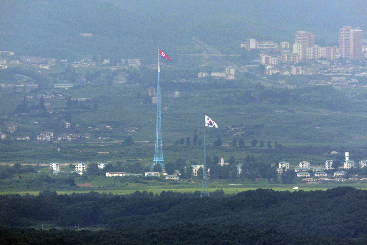 A South Korean flag in the South's Daeseong-dong and a North Korean flag in the North's Kijong-dong face each other on the western border in this photo taken from the South Korean border city of Paju on  Aug. 18.  (Yonhap)