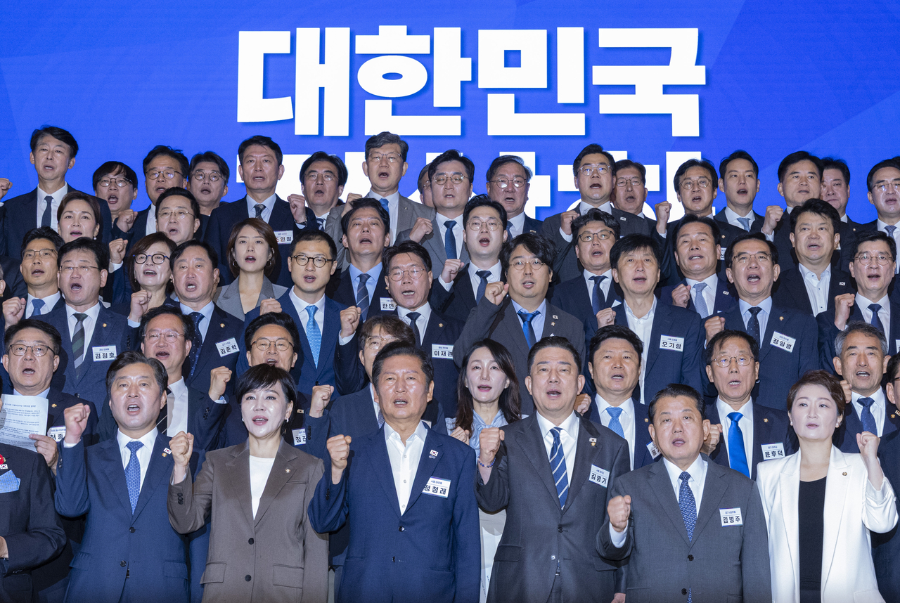 정청래 더불어건담 토토사이트당 대표가 29일 인천시 중구 파라다이스시티 컨벤션에서 열린 2025 정기국회 더불어건담 토토사이트당 의원단 워크숍에서 결속을 다지는 기념촬영을 하고 있다. [연합]