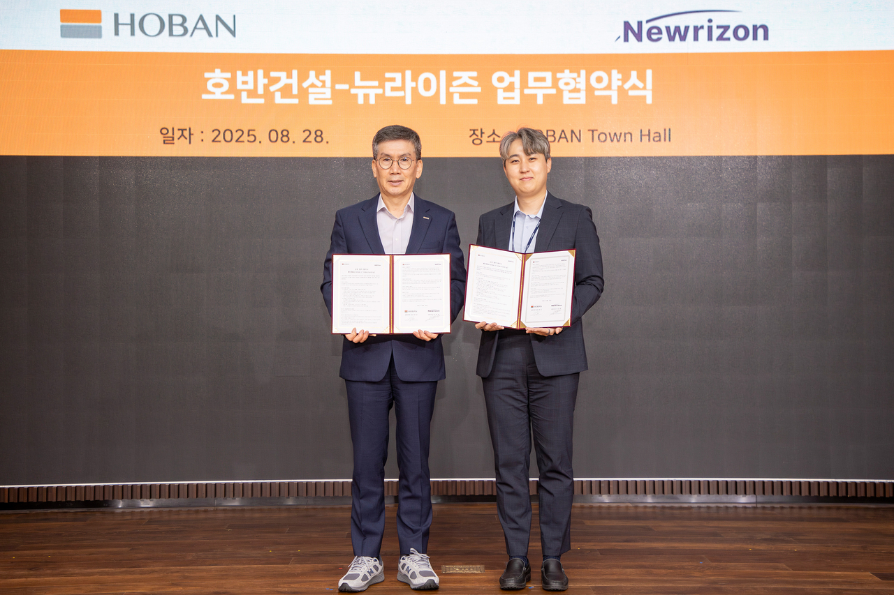 호반카림토토이 뉴라이즌과 ‘친환경 기술협력 업무협약’을 체결한 후 기념 촬영을 하는 모습. [호반카림토토]