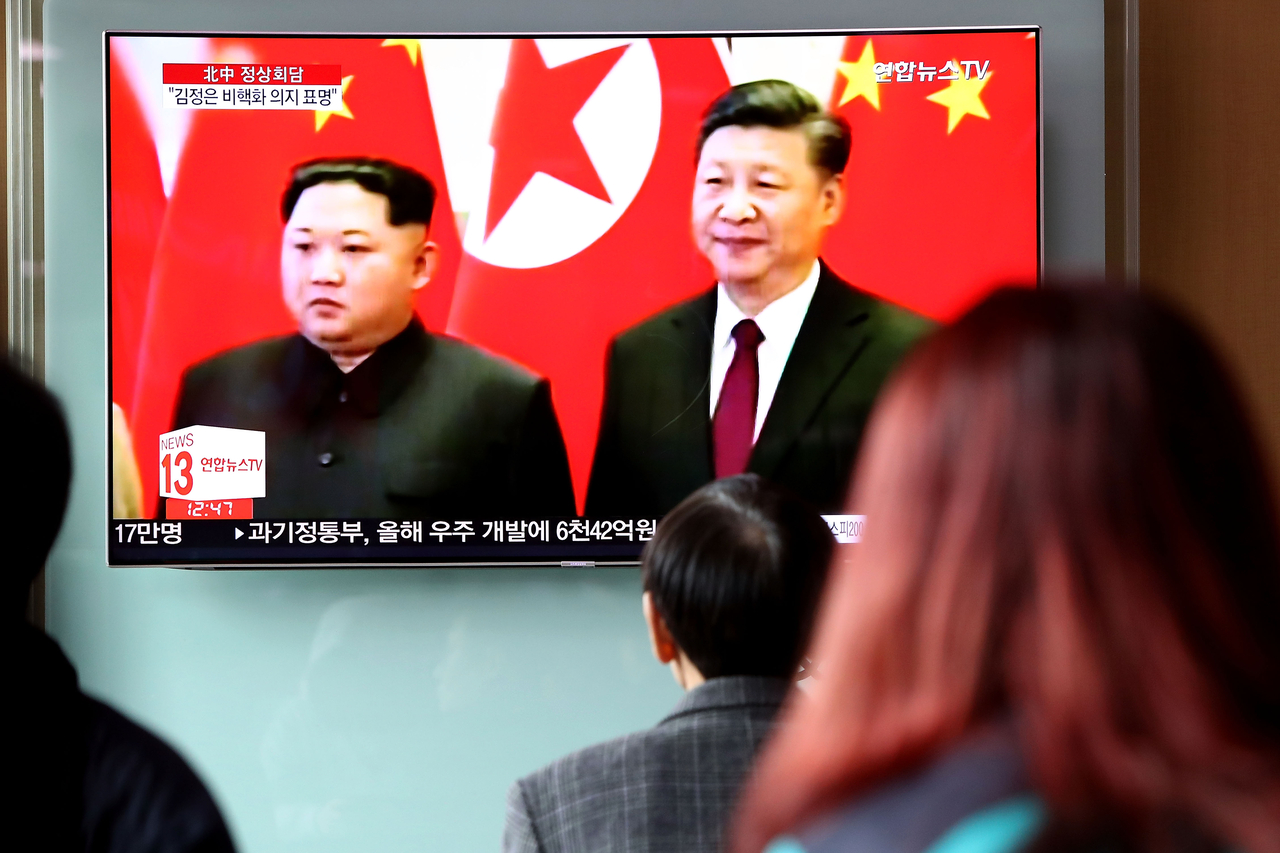 South Koreans watch a television broadcast reporting the North Korean leader Kim Jong-un meet Chinese President Xi Jinping at Seoul Railway Station on March 28, 2018 in Seoul, South Korea. (Getty Images)