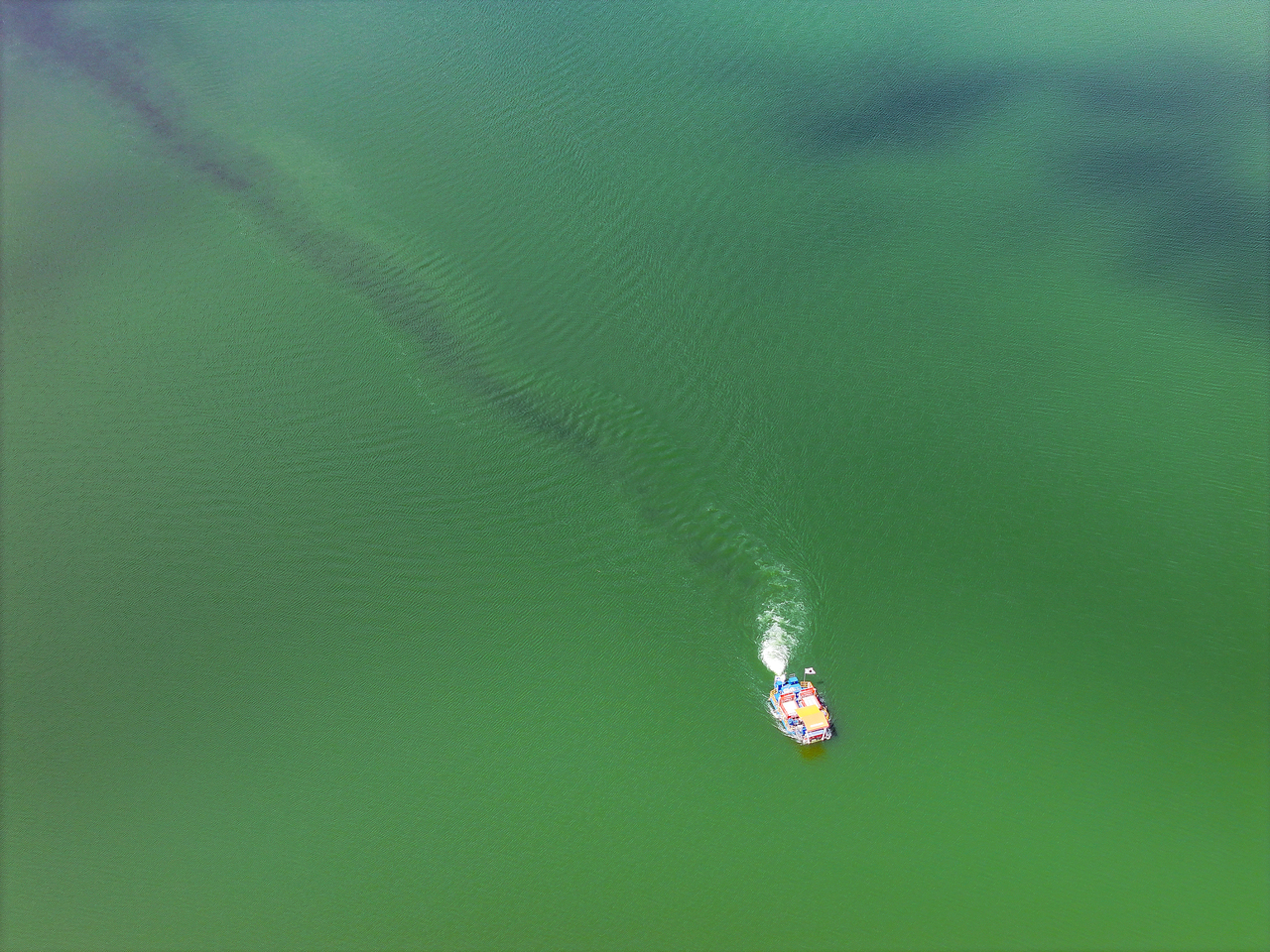An algae removal boat operates on the Nakdong River near the Gangjeong-Goryeong Weir in Dalseong County, Daegu, where algal blooms have been detected, Friday. (Yonhap)