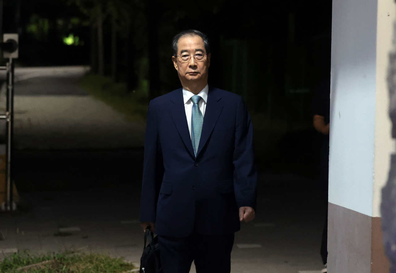 Former Prime Minister Han Duck-soo leaves the Seoul Detention Center in Uiwang, Gyeonggi Province, after the court dismissed his detention warrant on Wednesday. (Yonhap)