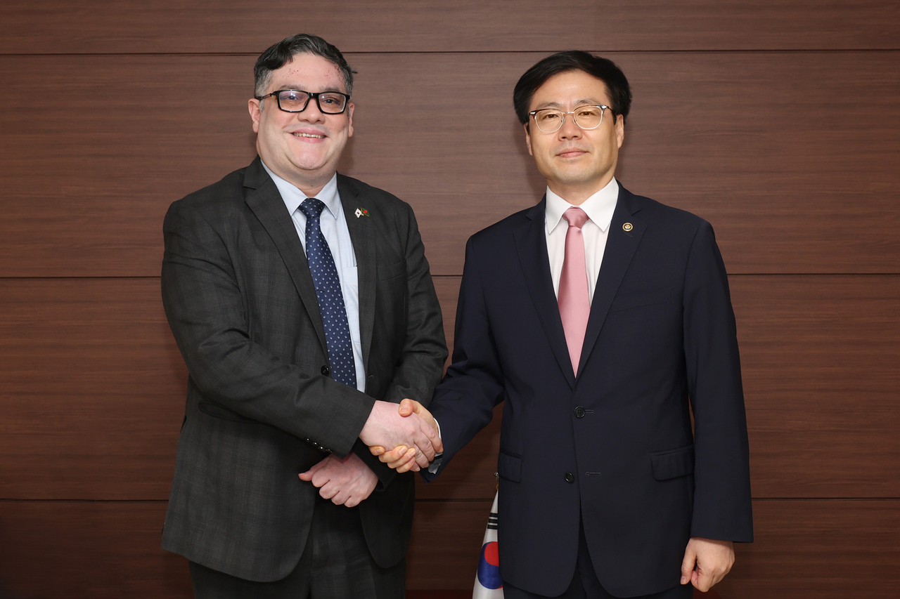 여한구 산업통상자원부 통상교섭본부장은이 29일 서울 중구 대한상공회의소에서 투피크 이슬람 샤틸(Toufiq Islam Shati) 주한 방글라데시 대사와 면담을 갖고 기념촬영을 하고 있다. [산업통상자원부 제공]