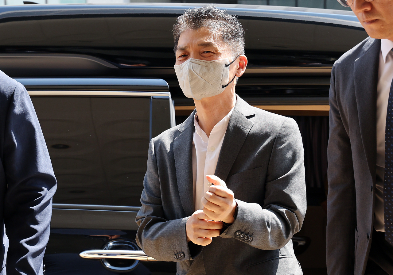 Kakao Corp founder Kim Beom-su arrives at the Seoul Southern District Court in Yangcheon-gu, southern Seoul, Friday. (Yonhap)