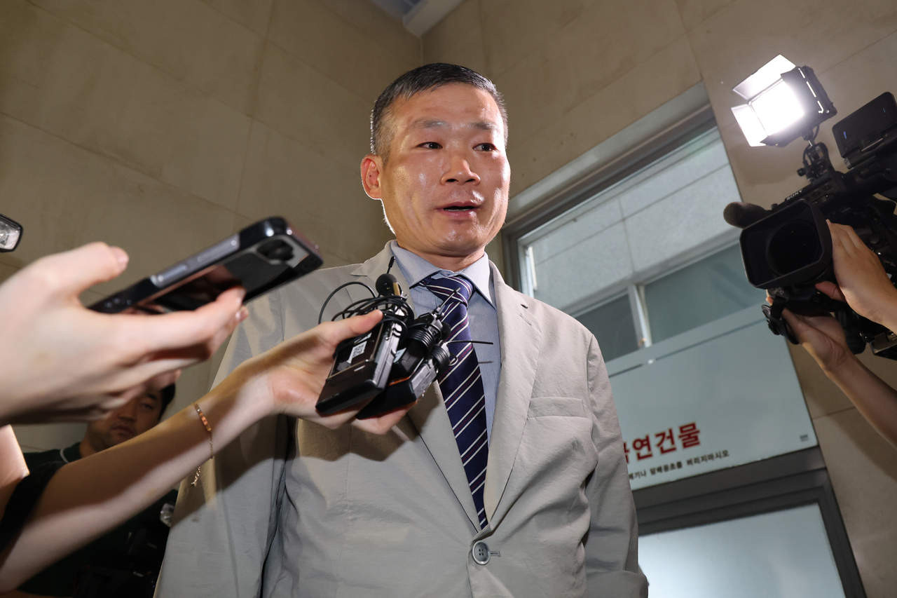 Former Defense Ministry prosecutor general Kim Dong-hyuk appears at the special counsel team for the Marine’s death case in Seocho-gu, Seoul, on Aug. 20 to be questioned as a suspect. (Yonhap)