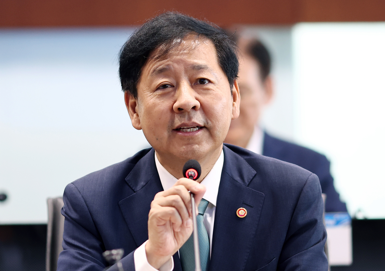 Finance Minister and Deputy Prime Minister Koo Yun-cheol speaks during a workshop for public institution heads on realizing an ultra-innovative economy at the Seoul Post Tower on Thursday. (Yonhap)
