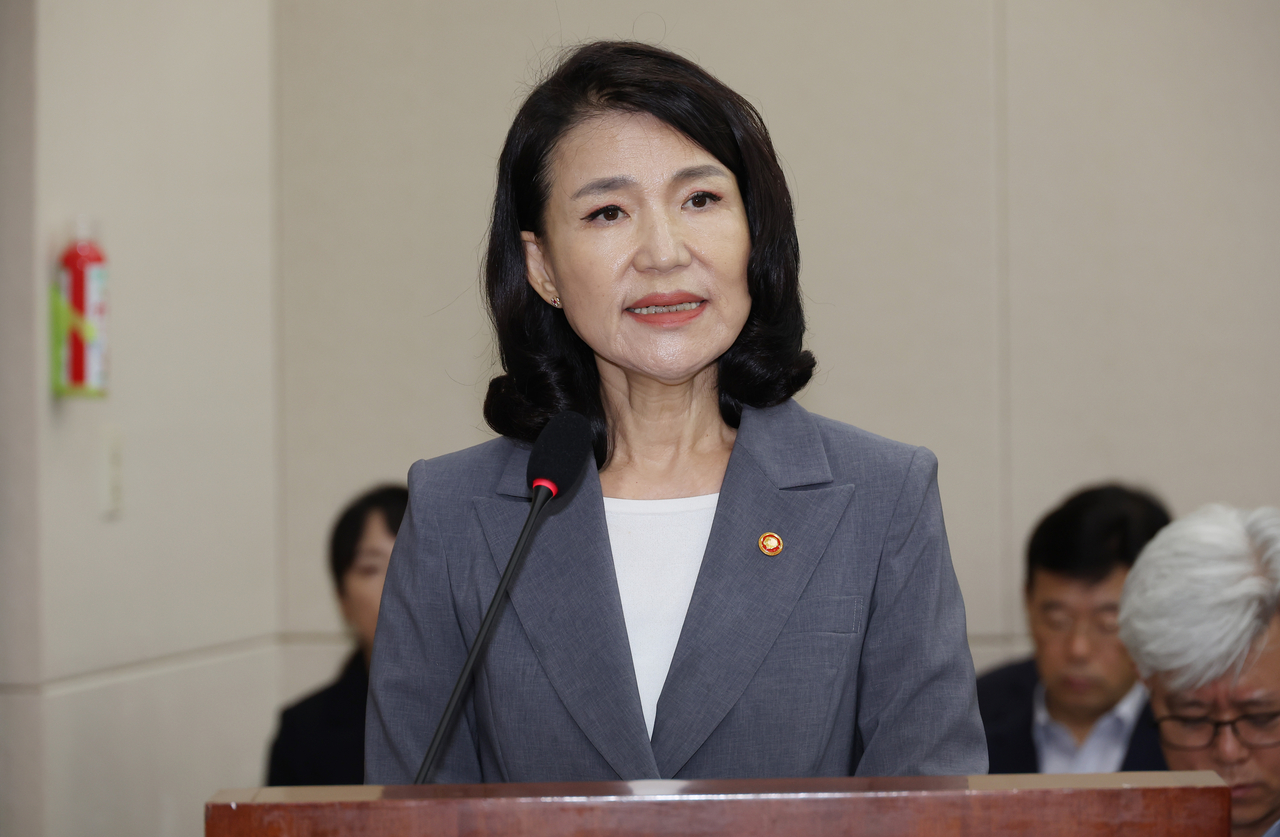 Korea Communications Commission Chair Lee Jin-sook speaks at the plenary session of the National Assembly's Science, ICT, Broadcasting and Communications Committee held on Aug. 20. (Yonhap)