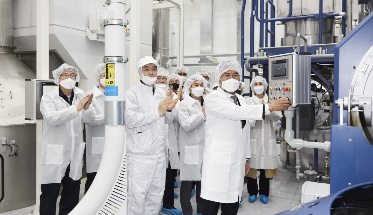 Ediya Coffee Chairman Moon Chang-gi presses the start button on a roasting machine during the opening ceremony of the 'Ediya Dream Factory' in Pyeongtaek, Gyeonggi Province, on April 1, 2020. (Yonhap)