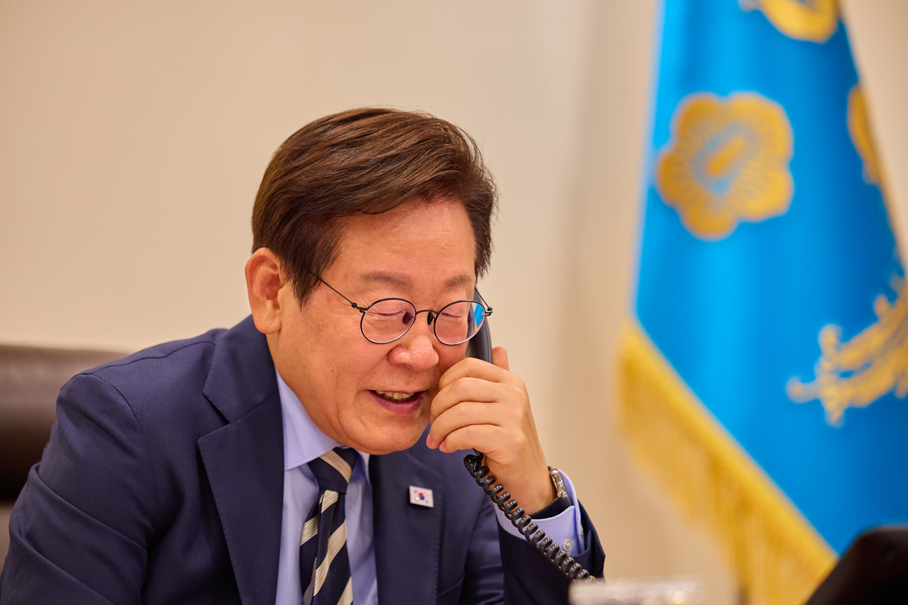 South Korean president Lee Jae Myung speaks on the phone with Turkmen President Serdar Berdimuhamedow in Seoul on Friday. (Presidential Office)