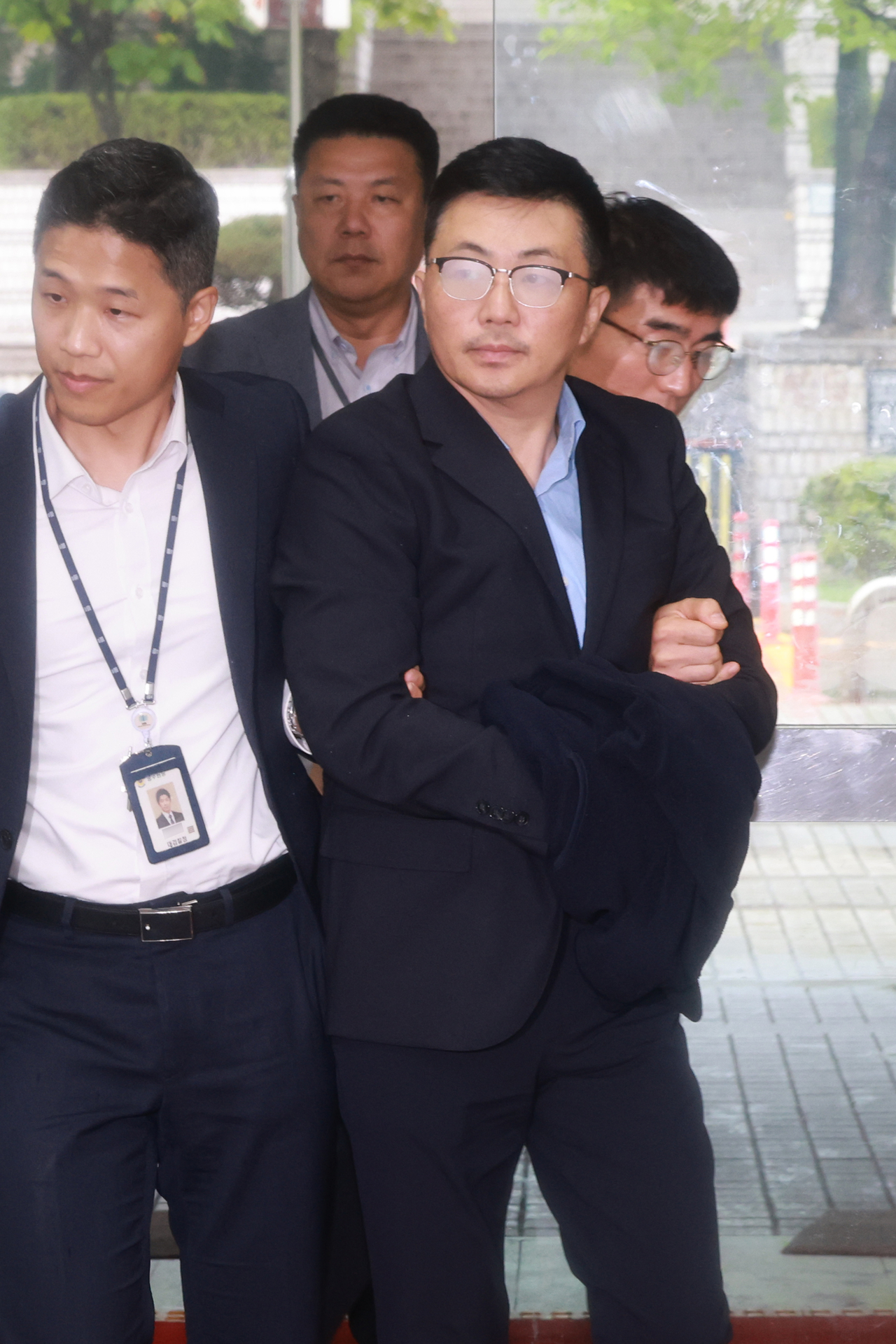 Kim Ye-seong (third from left), an associate of former first lady Kim Keon Hee, arrives at the Seoul Central District Court to attend his arrest warrant hearing on Aug. 15. (Yonhap)