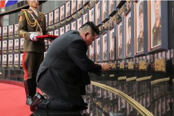 김정은 ‘러 파병군 유족’ 재차 만나 “남겨진 영웅 자녀들 잘 키울 것”