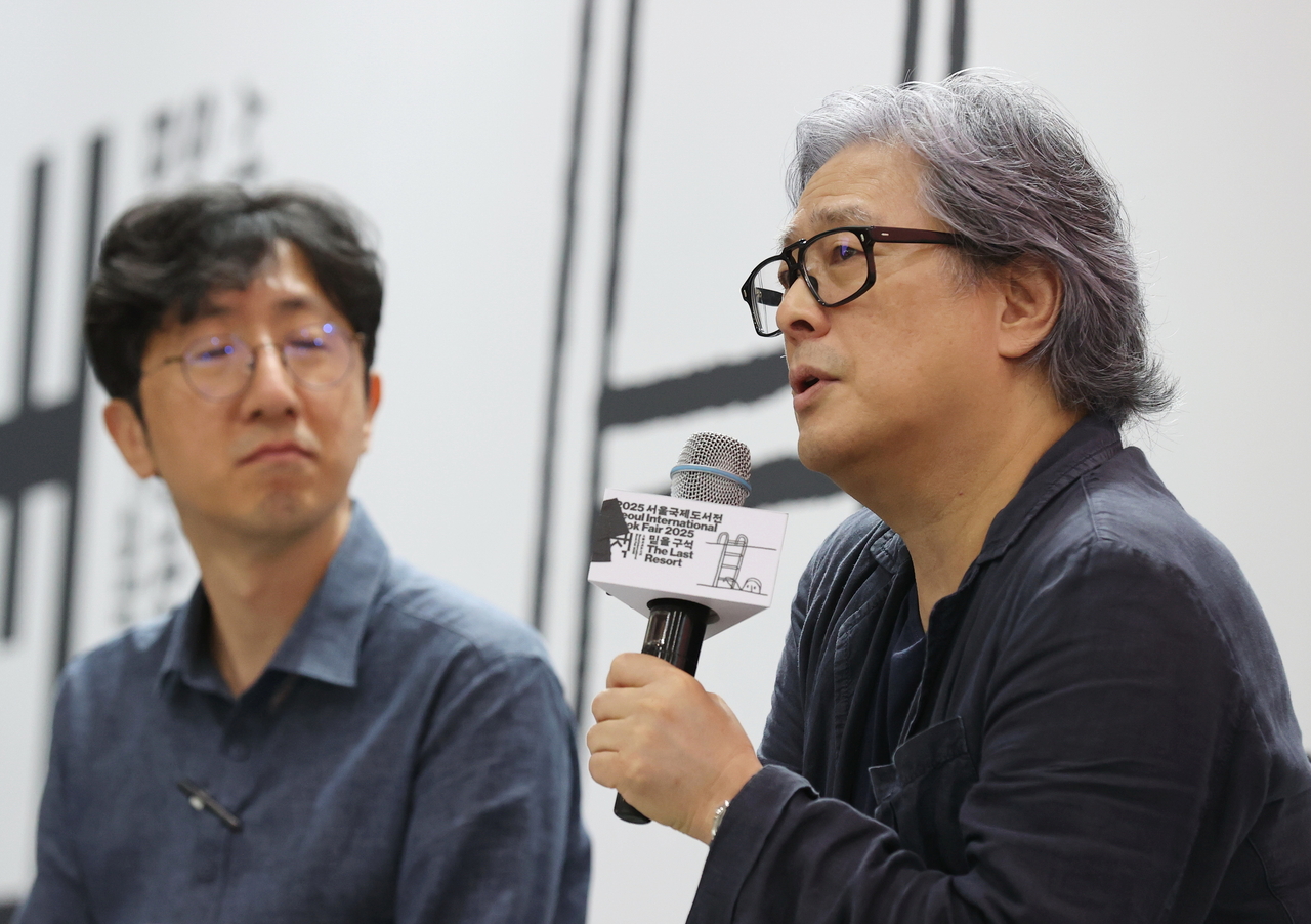 Park Chan-wook (right) speaks during a session at the 2025 Seoul International Book Fair held at Coex on Friday. (Yonhap)