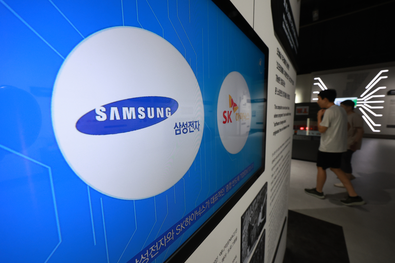 This Aug. 7, 2025, file photo shows video footage on display at a science museum in Gwacheon, south of Seoul, with the corporate logos of Samsung Electronics  and SK hynix. (Yonhap)