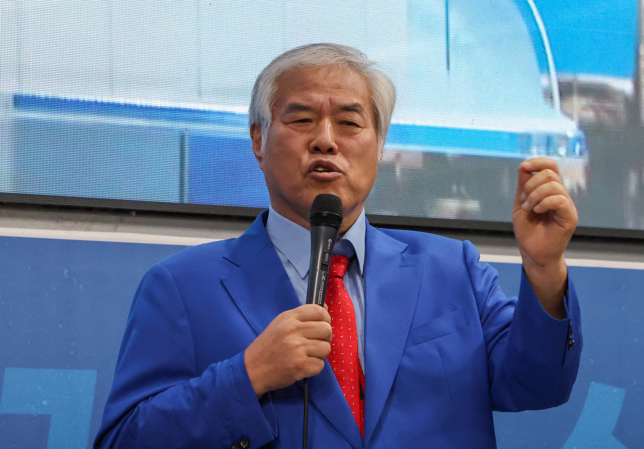 토요일인 30일 곳곳에서 소나기가 오고 무더위가 계속되는 가운데 서울 도심에서 보수·진보 단체의 집회가 열렸다. 사진은 전광훈 사랑제일교회 목사 [연합]