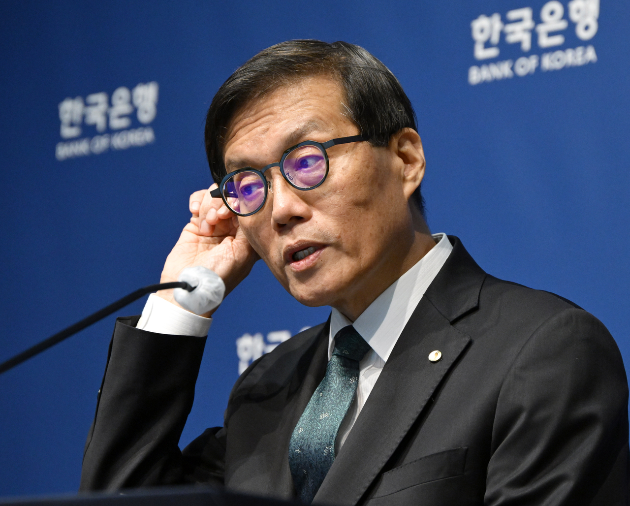 이창용 한국은행 총재가 28일 서울 중구 한국은행에서 열린 금융통화위원회를 마친 후 기자간담회를 하고 있다. [사진공동취재단]