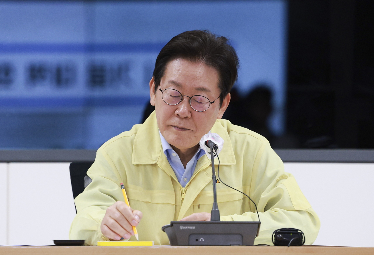 이재명 대통령이 30일 강원 강릉시청 재난안전상황실에서 가뭄 대책 회의를 주재하고 있다. [연합]
