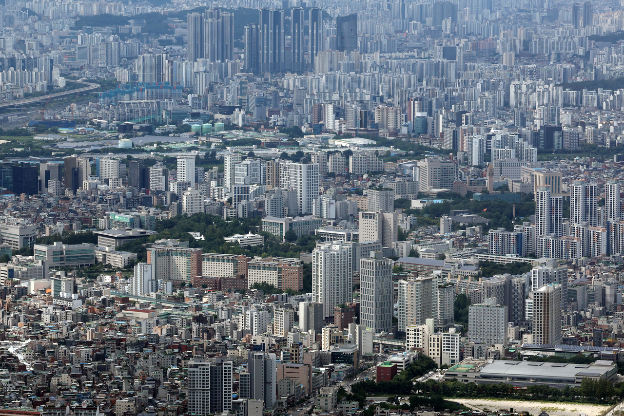 This file photo shows apartment complexes in Seoul. (Yonhap)