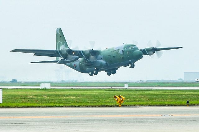 A C-130 series Air Force transport aircraft takes off. (Repblic of Korea Air Force)