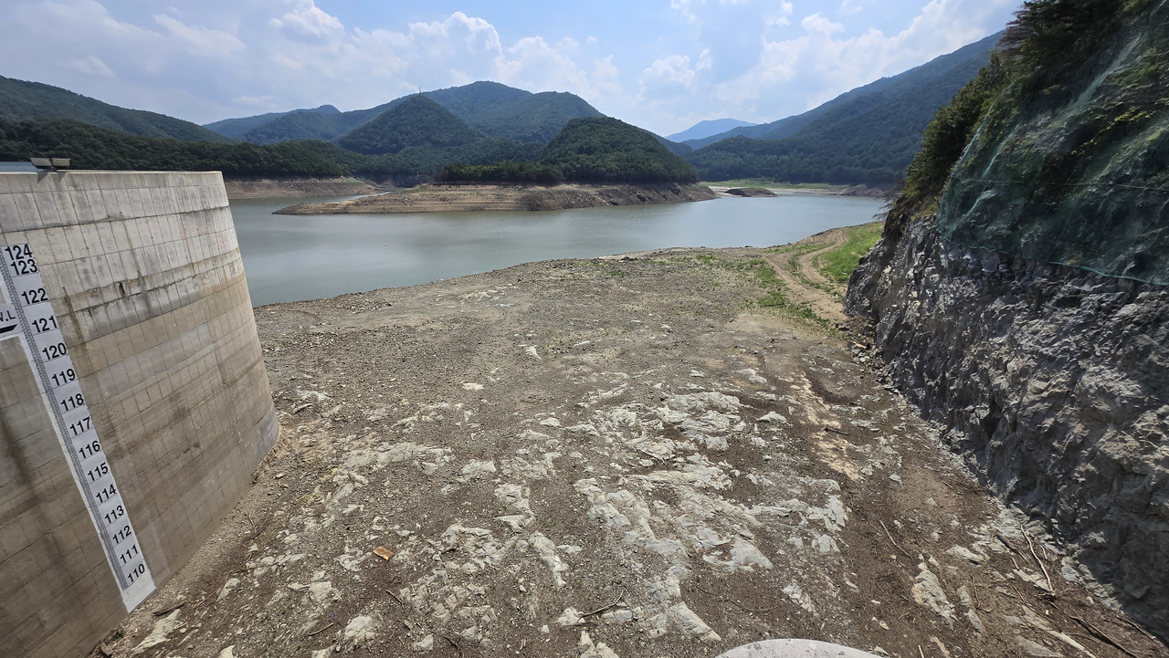 Obong Reservoir in Gangneung, Gangwon Province, which supplies some 87 percent of the city’s tap and industrial water, is seen nearly dried up on Saturday. As of Sunday morning, its water levels fell sharply to 14.9 percent, marking a record low. (Yonhap)