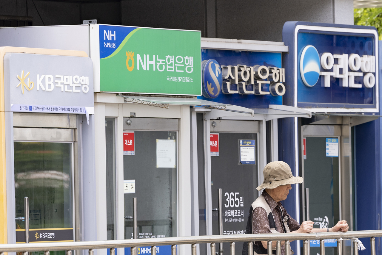 ATMs of Korea's four major commercial banks are lined up on a street in Seoul on Aug. 21. (Newsis)