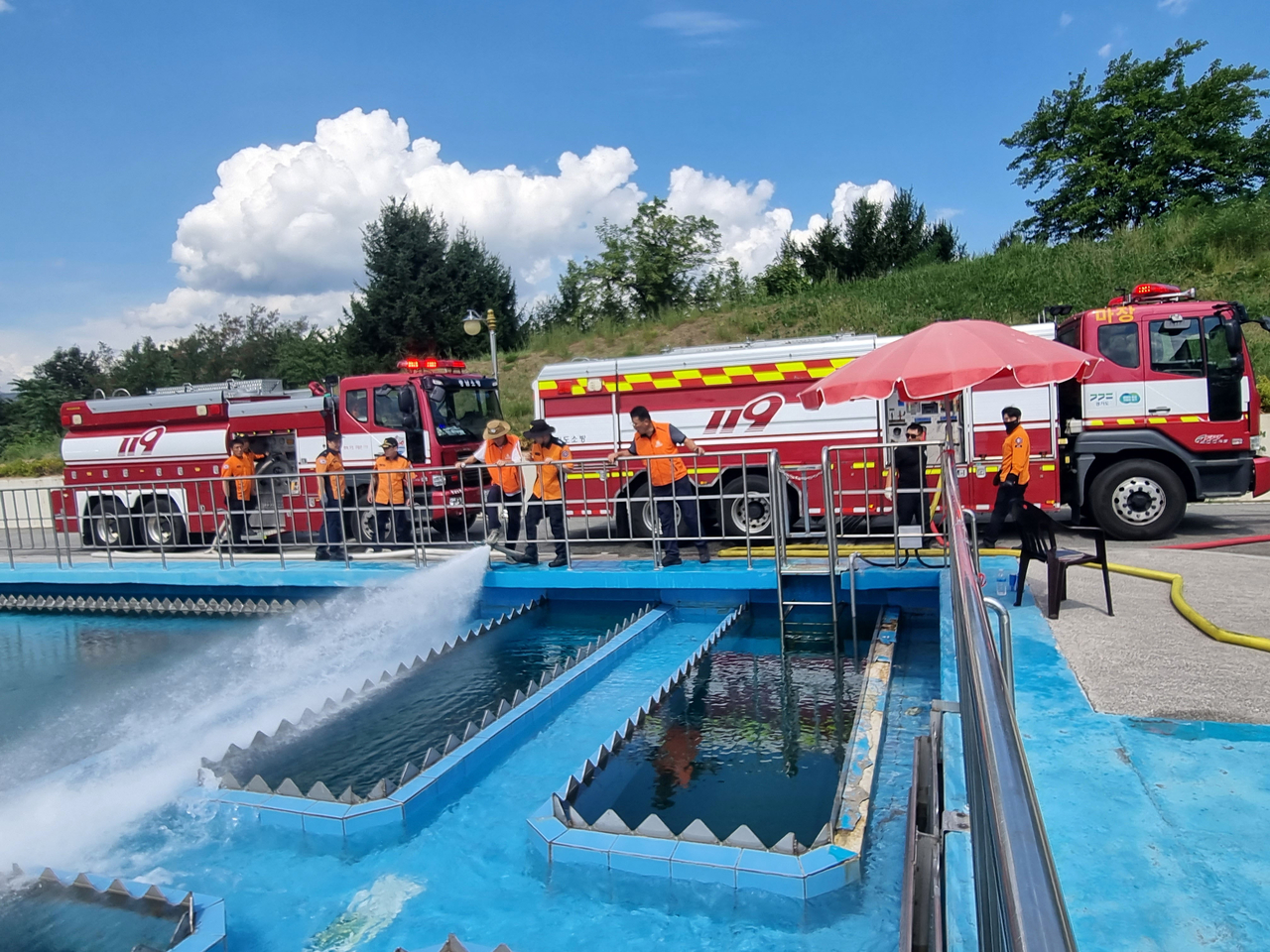 Fire trucks supply water to the Hongje Water Purification Plant on Sunday to help relieve the drought plaguing Gangneung, Gangwon Province, a day after the central government declared a national disaster there. (Yonhap)