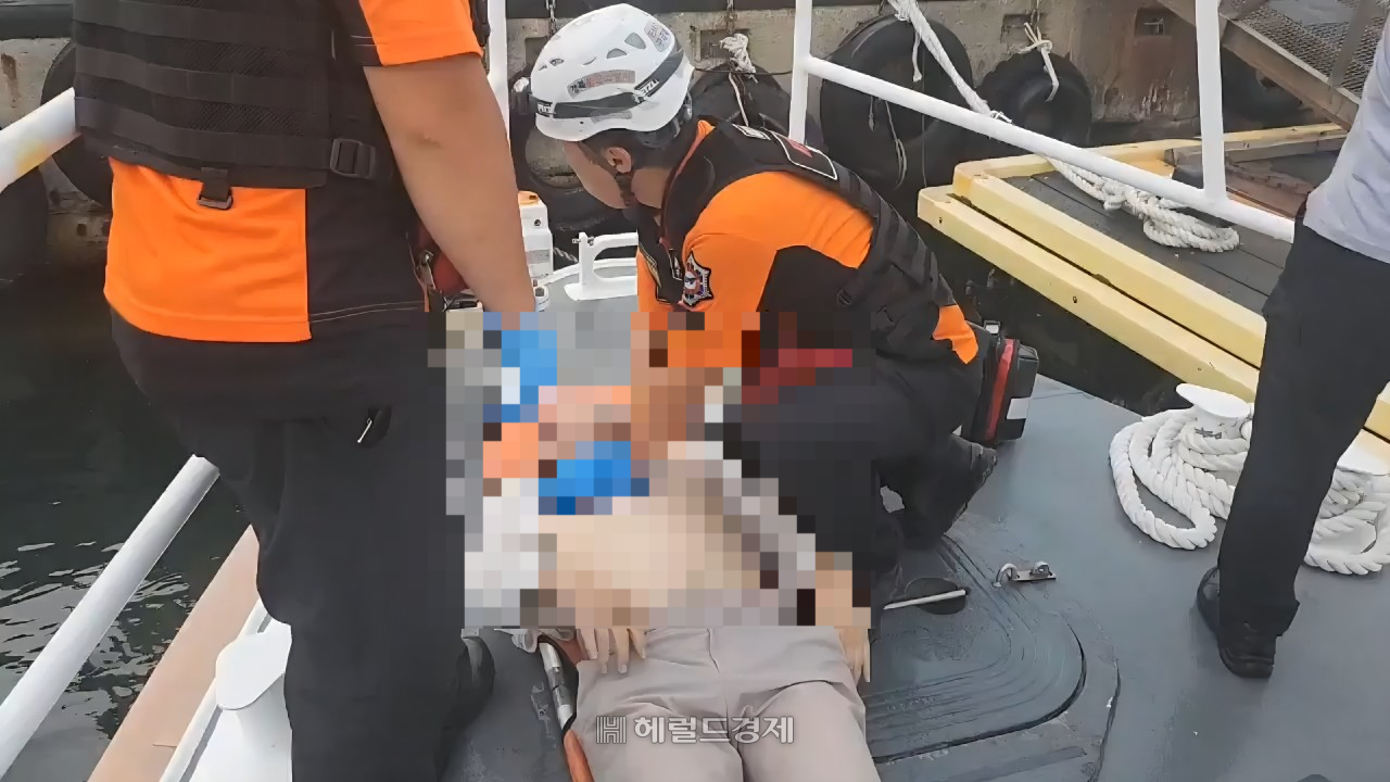 31일 오후  5시56분쯤 저동항 동해해경 울릉파출소 인근 선착장 바다에서 심정지상탸로 발견된 40대 남성을 구급대가 심폐소생술을 하고 있다.[포항남부소방서 울릉소방파출소 제공]