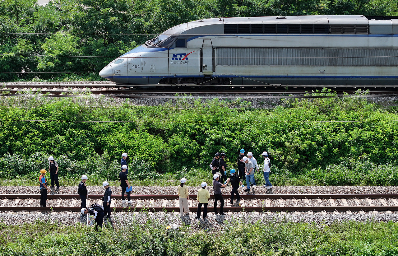 Investigators and officials examine the site of a fatal train accident in the southeastern county of Cheongdo, in this file photo taken Aug. 20, 2025. (Yonhap)