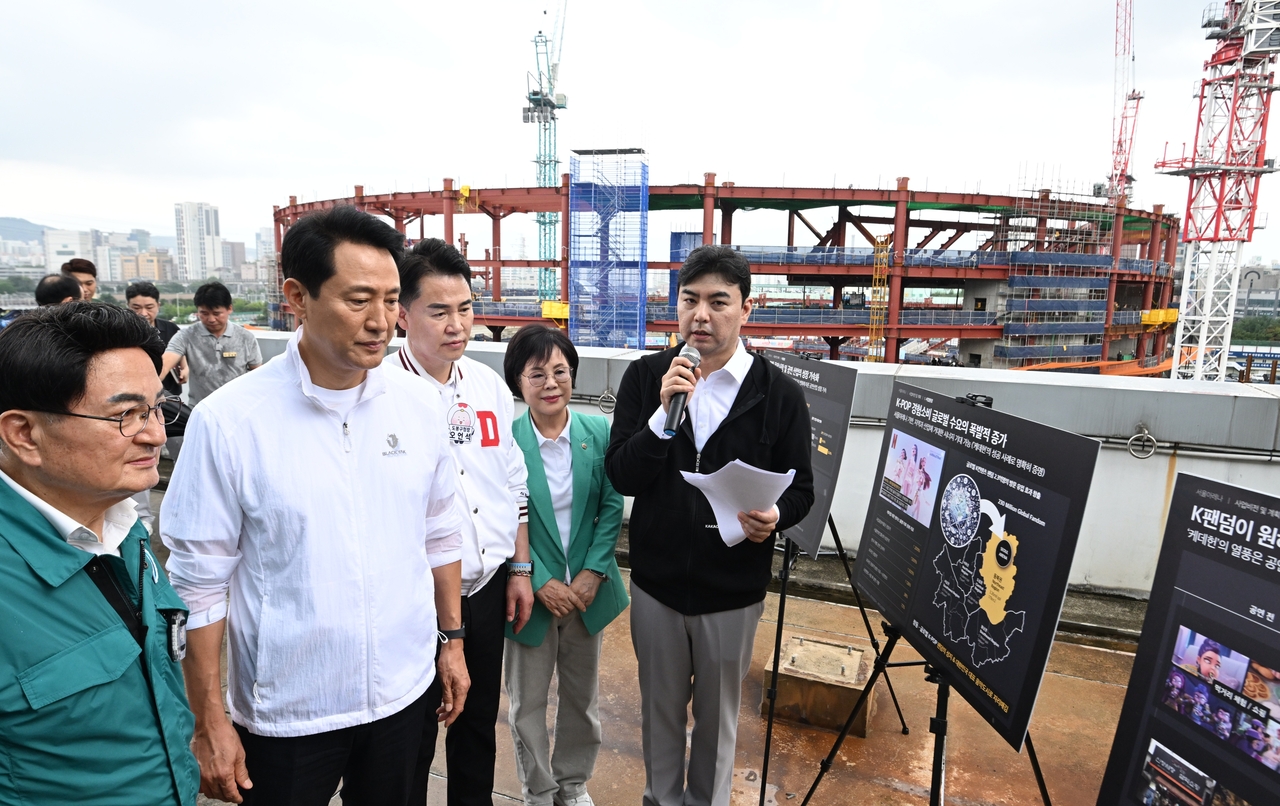 Seoul Mayor Oh Se-hoon (second from left) observes construction plans at the construction site of Seoul Arena, from the rooftop of Chang-dong Cultural & Sports Center in Dobong-gu, northeastern Seoul, Monday. (Seoul Metropolitan Government)