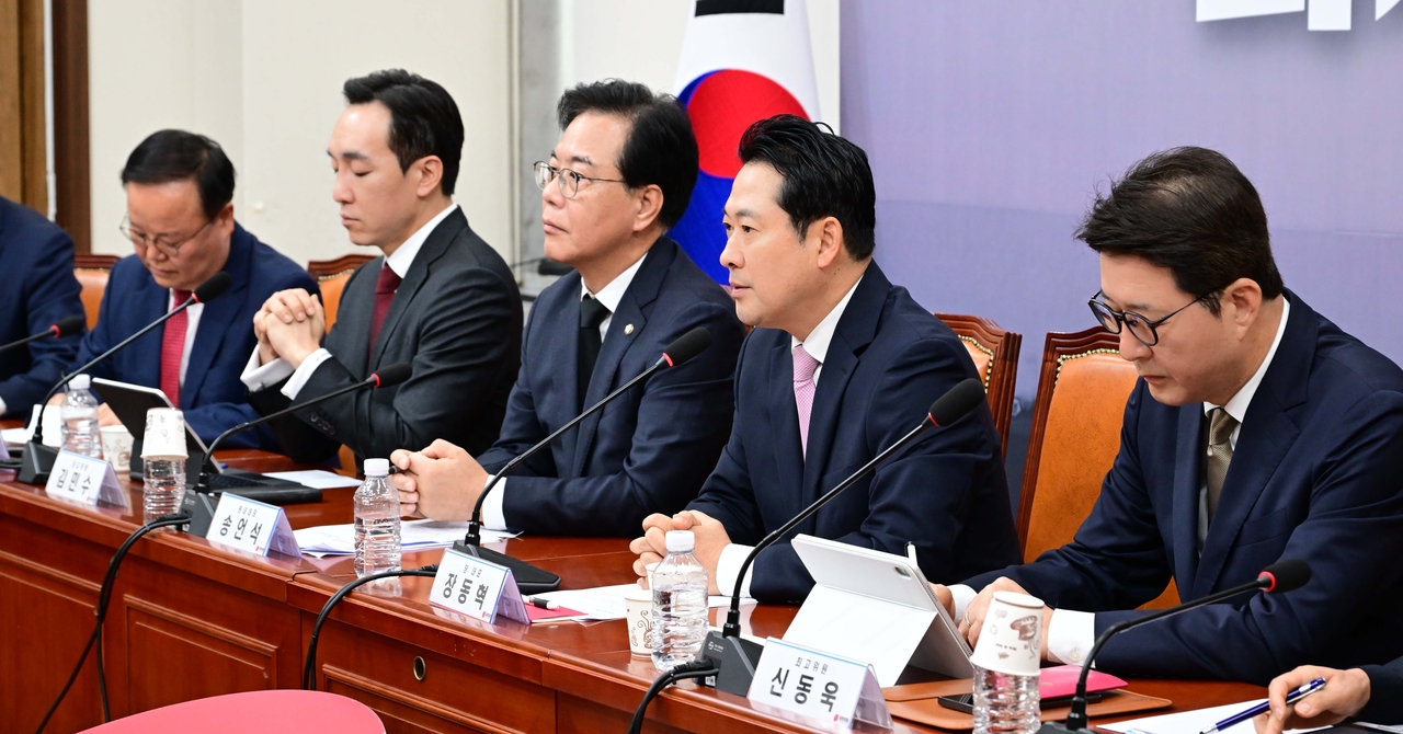 9월 정기골드문 토토사이트가 개막하는 1일 여야가 분주하게 움직이고 있다. 정청래 더불어민주당 대표와 장동혁 국민의힘 대표가 이날 골드문 토토사이트에서 열린 각당 최고위원회의에서 모두발언하고 있다.  이상섭 기자