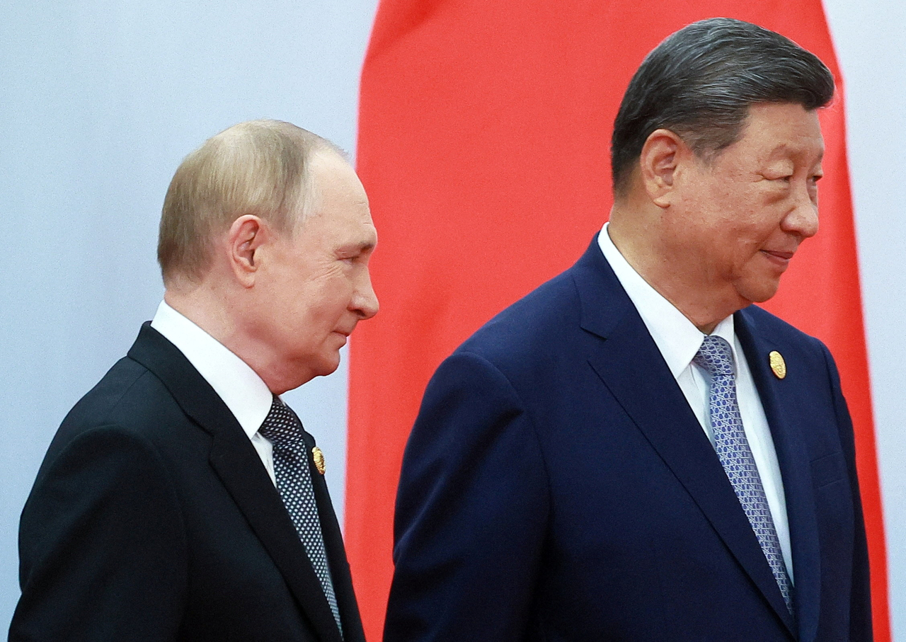 Russian President Vladimir Putin (left) and Chinese President Xi Jinping take part in a photo ceremony at a Shanghai Cooperation Organization summit in Tianjin, China, Monday. (Pool via Reuters)